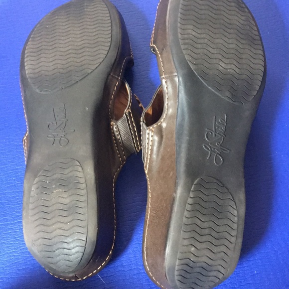 Great Condition! Cute and Comfortable Sandals 8.5 - Picture 5 of 5